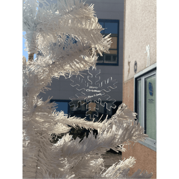 Árbol de Navidad con copo de nieve de plexiglás grabado