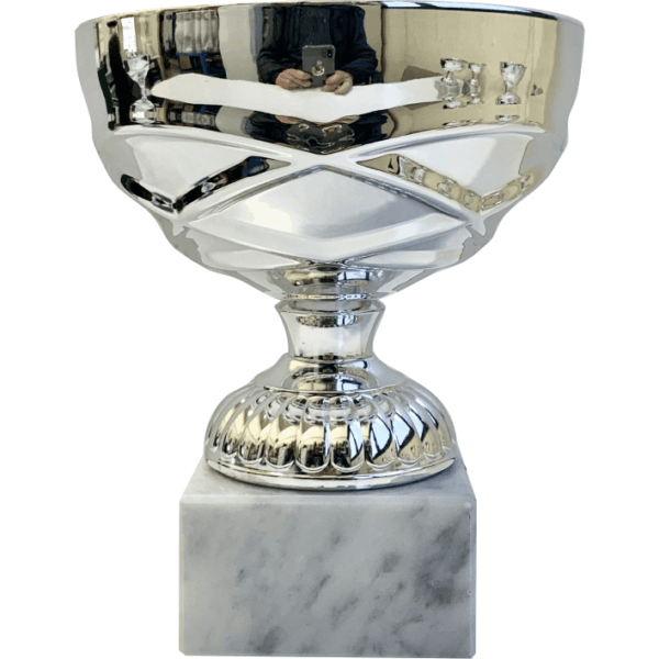 Coppa sportiva con base in marmo bianco e tazza in metallo